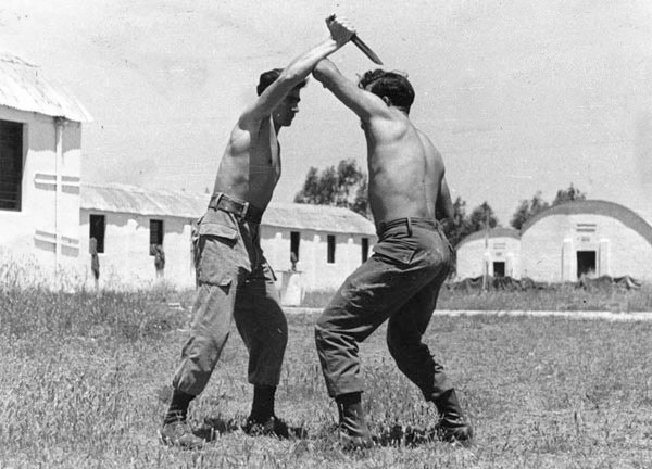 deux hommes pratiquant le krav maga